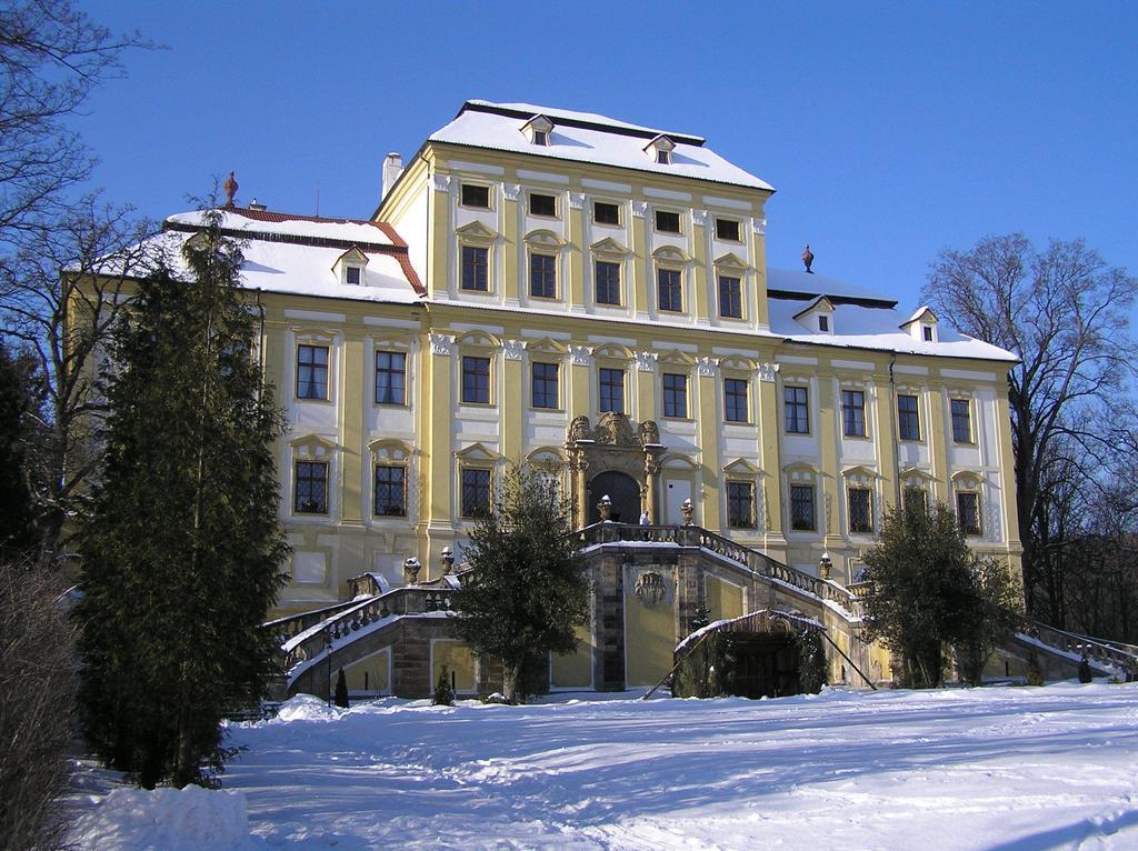 Hotel Zamek Cerveny Hradek Jirkov Exterior foto